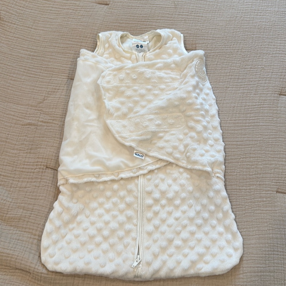 Halo SleepSack Swaddle in ivory plush material, newborn size in great condition